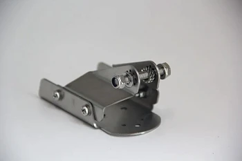 Крепление датчика эхолота Garmin на струбцину с защитой от ударов