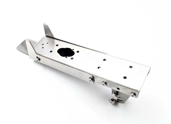 Крепление датчика эхолота Garmin GT56 под лодку с фиксацией носика в приклеенный карман